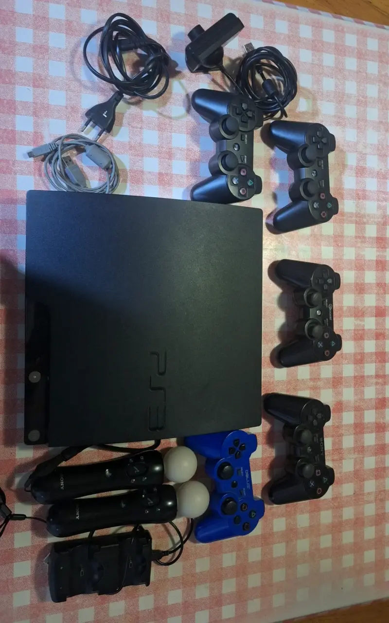 Consola PS3 con mandos y accesorios - 1