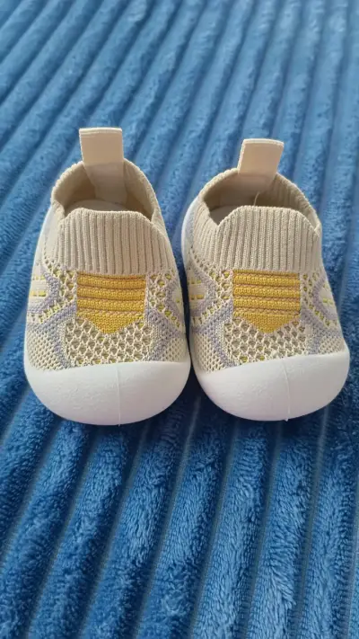 Zapatillas de bebé tejidas beige y amarillas - miniatura 1