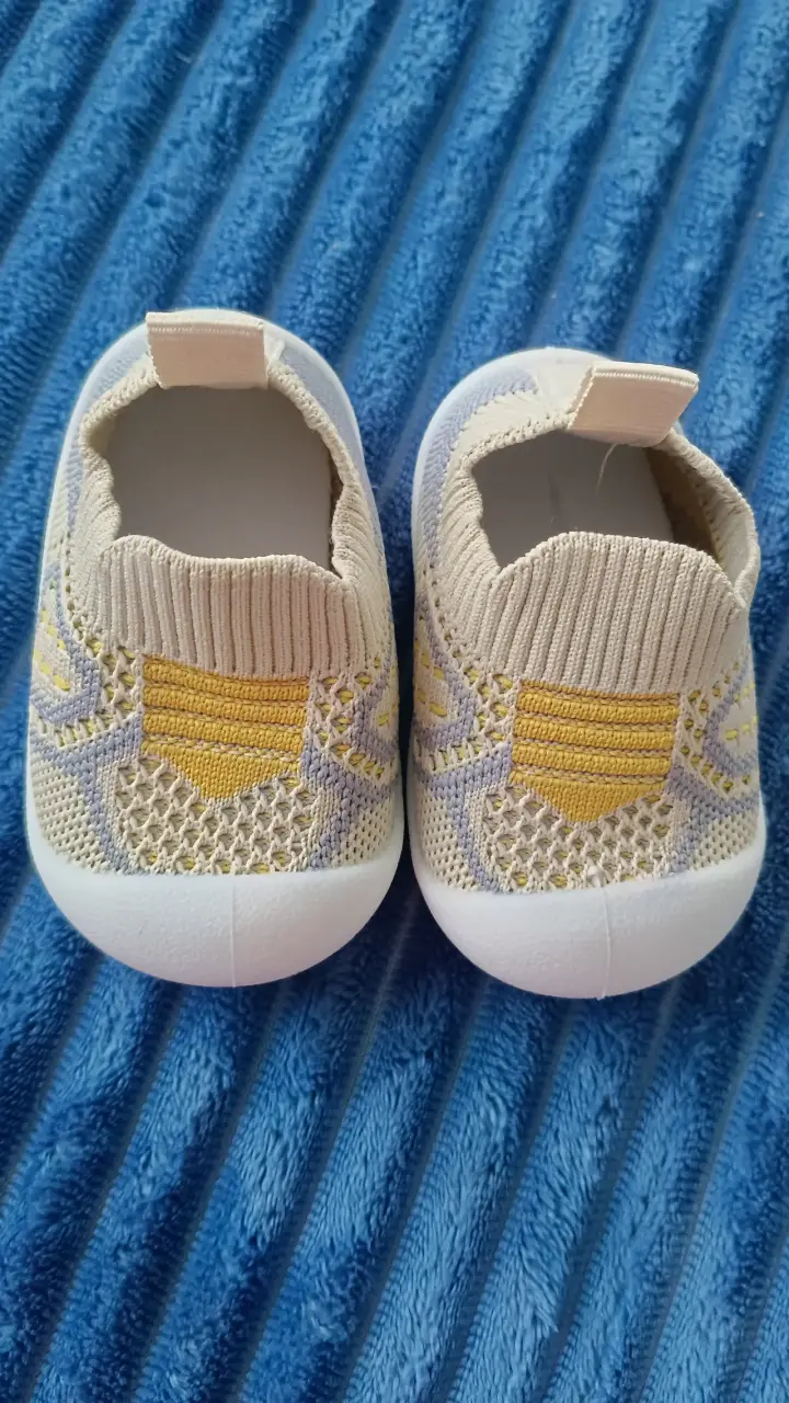 Zapatillas de bebé tejidas beige y amarillas - 2