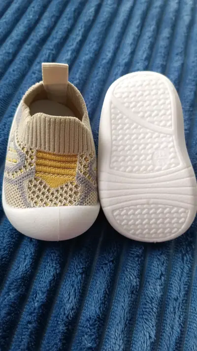 Zapatillas de bebé tejidas beige y amarillas - miniatura 3