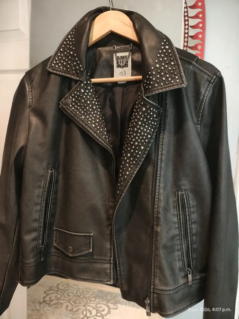 Chaqueta de cuero negra con tachas
