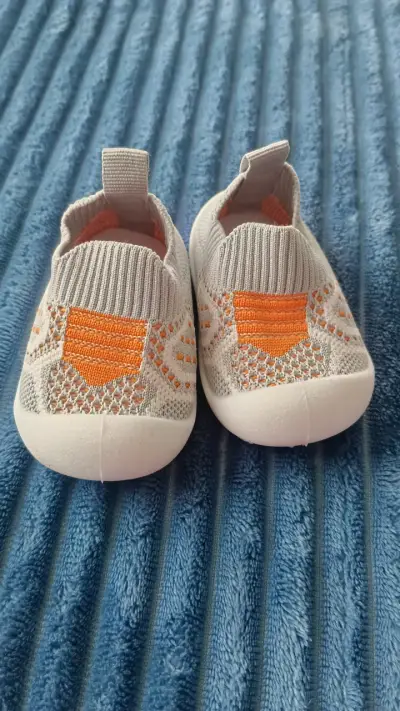 Zapatillas de bebé tejidas gris y naranja - miniatura 1