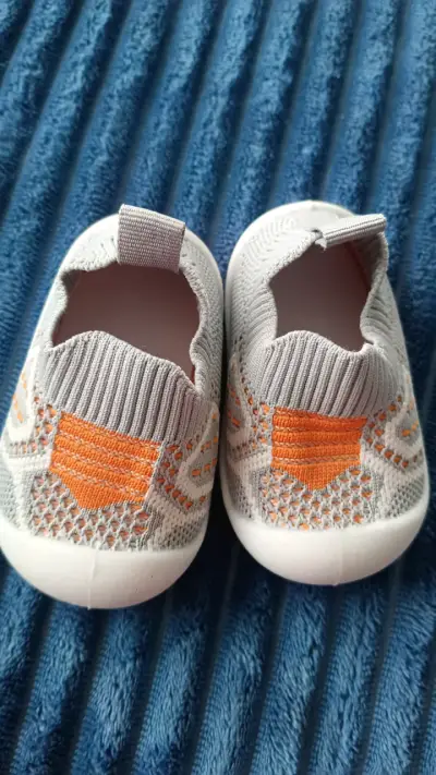 Zapatillas de bebé tejidas gris y naranja - miniatura 2