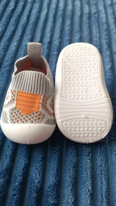 Zapatillas de bebé tejidas gris y naranja - miniatura 3