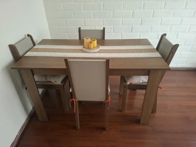 Juego de comedor de madera para cuatro personas - 1