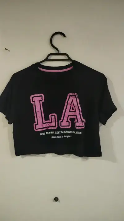 Polera corta negra con diseño LA - miniatura 1
