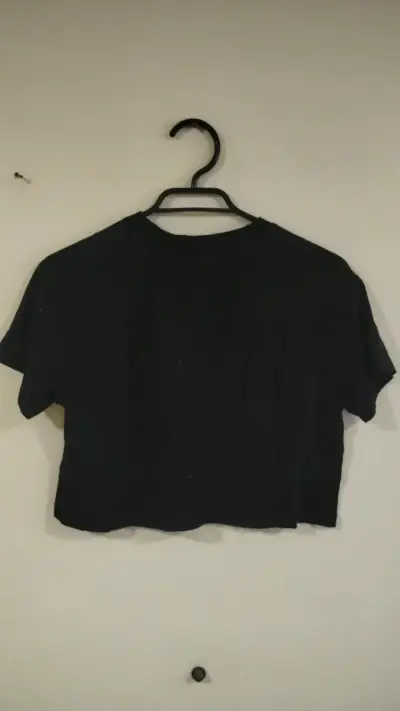 Polera corta negra con diseño LA - miniatura 2