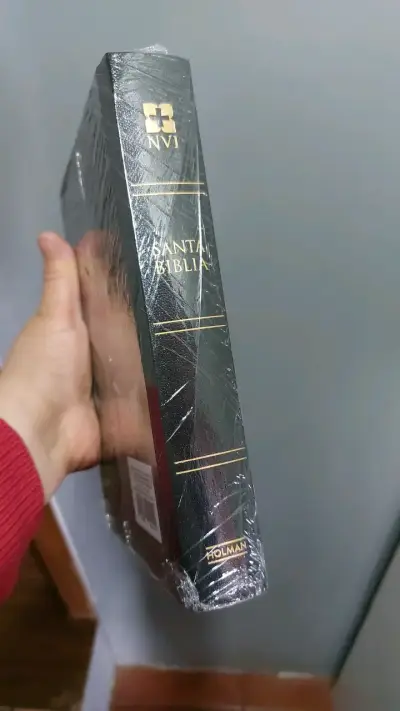 Santa Biblia NVI con Tapa Dura Negra - miniatura 2