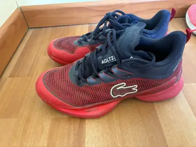 Zapatillas deportivas Lacoste rojas y negras - miniatura 1