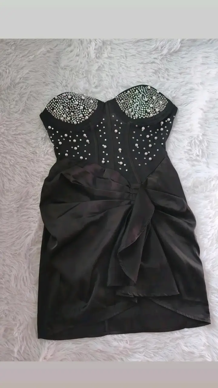 Vestido negro elegante con pedrería