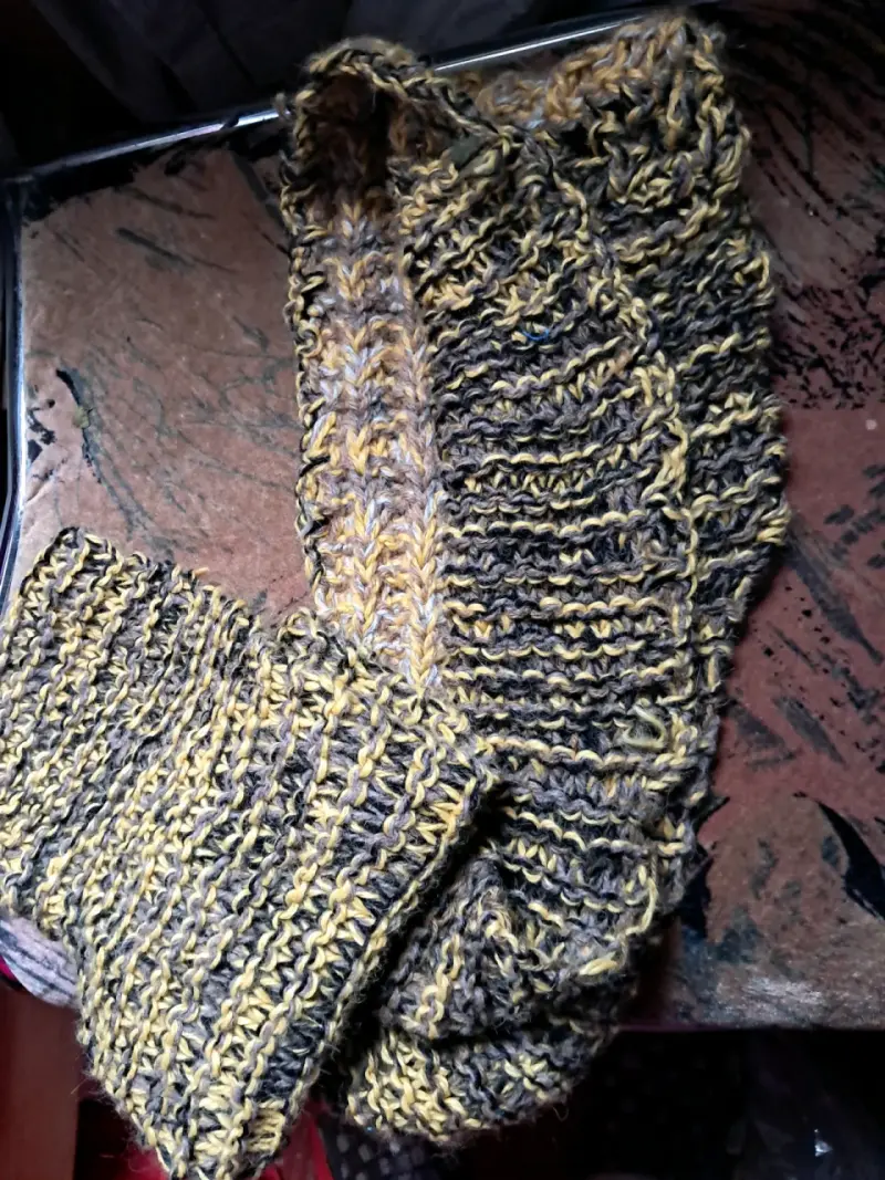 AĹPACA tejida a mano en tonos marrón y amarillo - 2