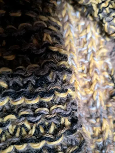 AĹPACA tejida a mano en tonos marrón y amarillo - miniatura 3