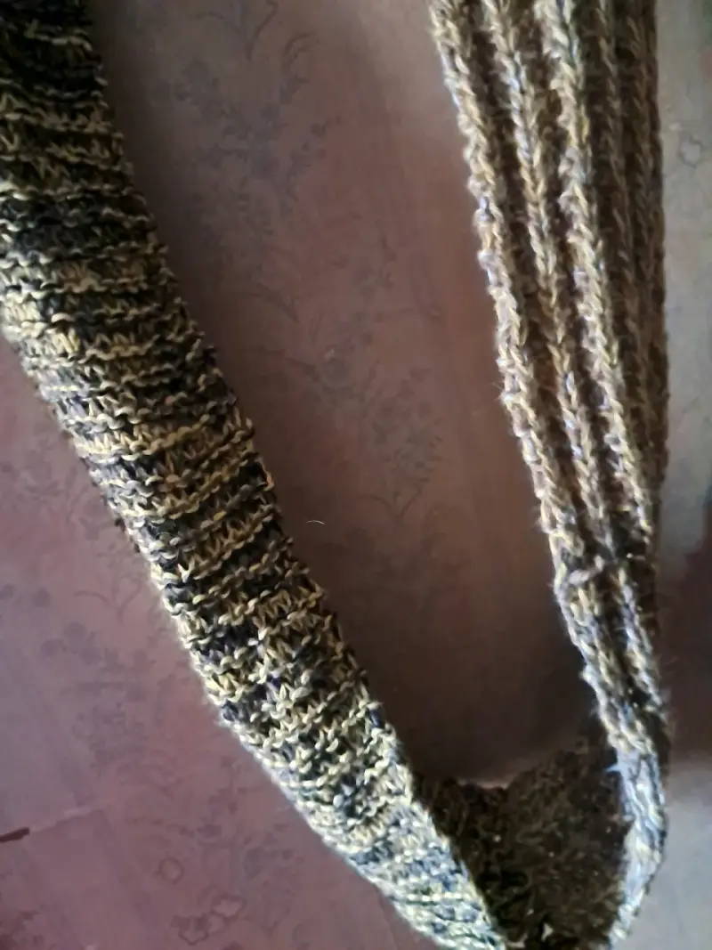 AĹPACA tejida a mano en tonos marrón y amarillo - 4