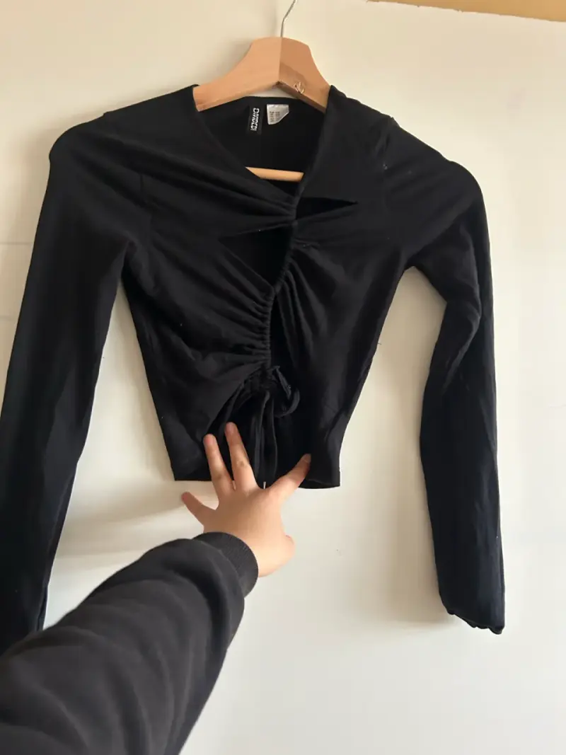 Top negro con diseño fruncido para mujer
