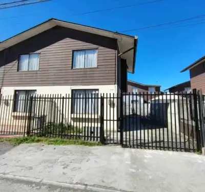 Casa de dos pisos con patio y estacionamiento - miniatura 1