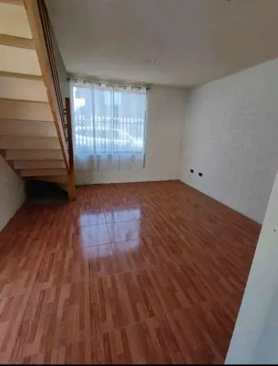 Casa de dos pisos con patio y estacionamiento - miniatura 2