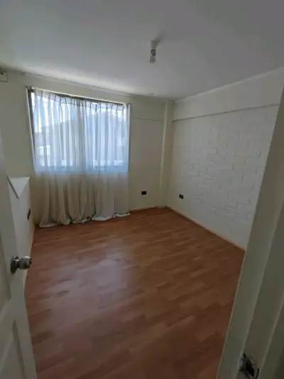 Casa de dos pisos con patio y estacionamiento - miniatura 3