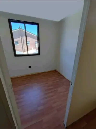Casa de dos pisos con patio y estacionamiento - miniatura 4