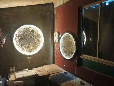 Lámpara de pared LED con diseño lunar - miniatura 2