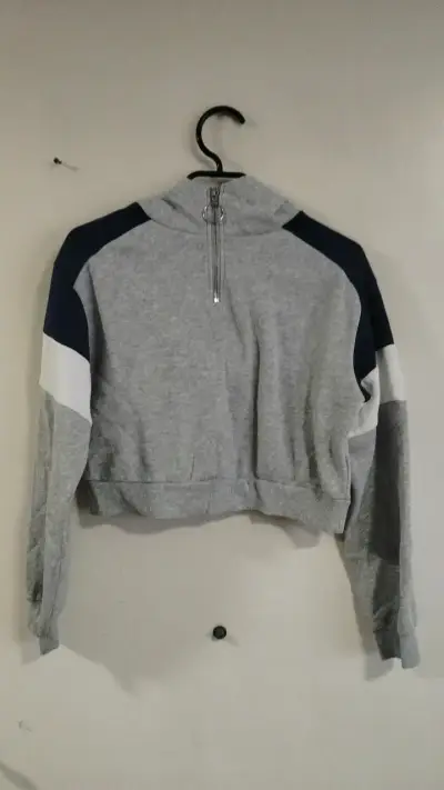Polerón gris con capucha y cierre frontal - miniatura 1