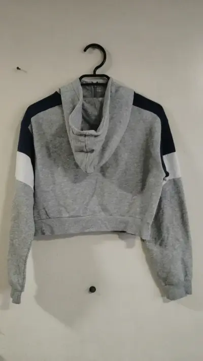 Polerón gris con capucha y cierre frontal - miniatura 2