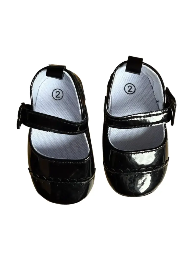 Zapatos de charol negro para bebé