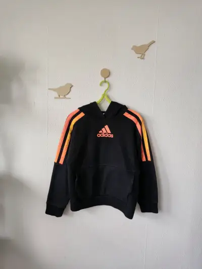Polerón Adidas negro con capucha y franjas naranja - miniatura 1