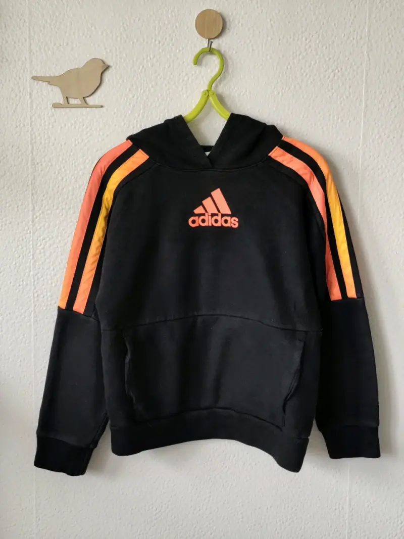 Polerón Adidas negro con capucha y franjas naranja - 2