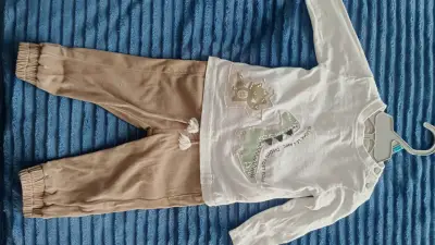 Conjunto de ropa infantil con dinosaurios - miniatura 1
