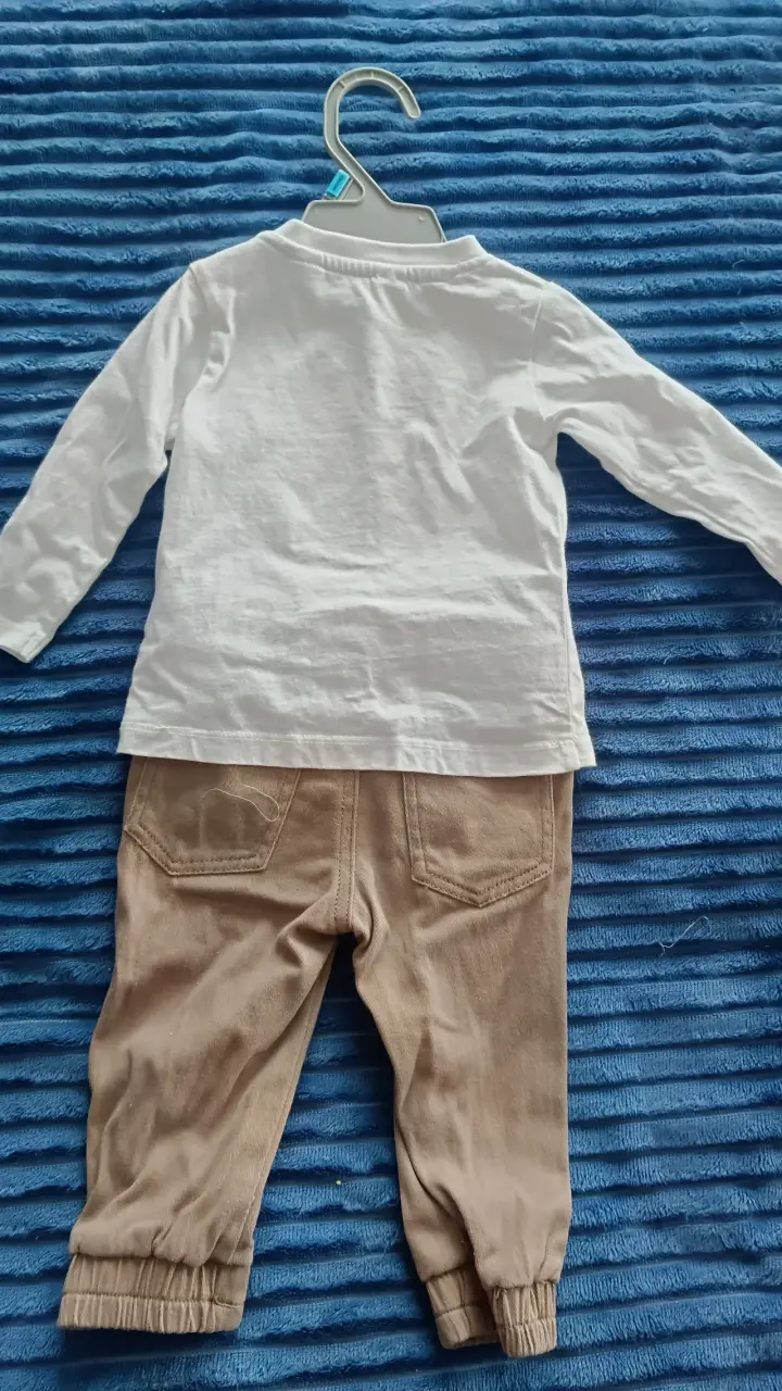 Conjunto de ropa infantil con dinosaurios - 2