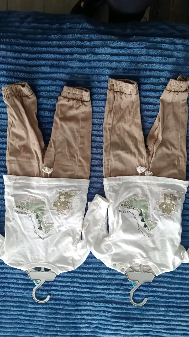 Conjunto de ropa infantil con dinosaurios - 4
