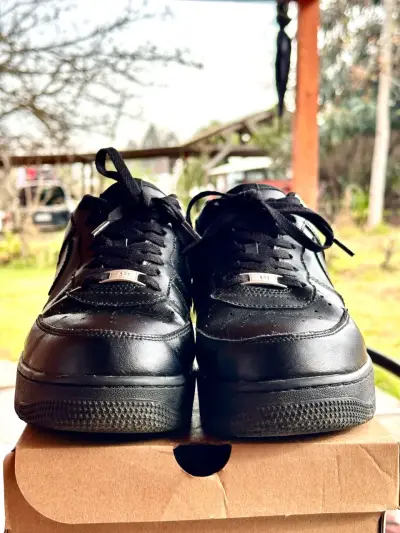 Zapatillas Nike AF1 negras talla EUR 44.5 / CM 28. - miniatura 3
