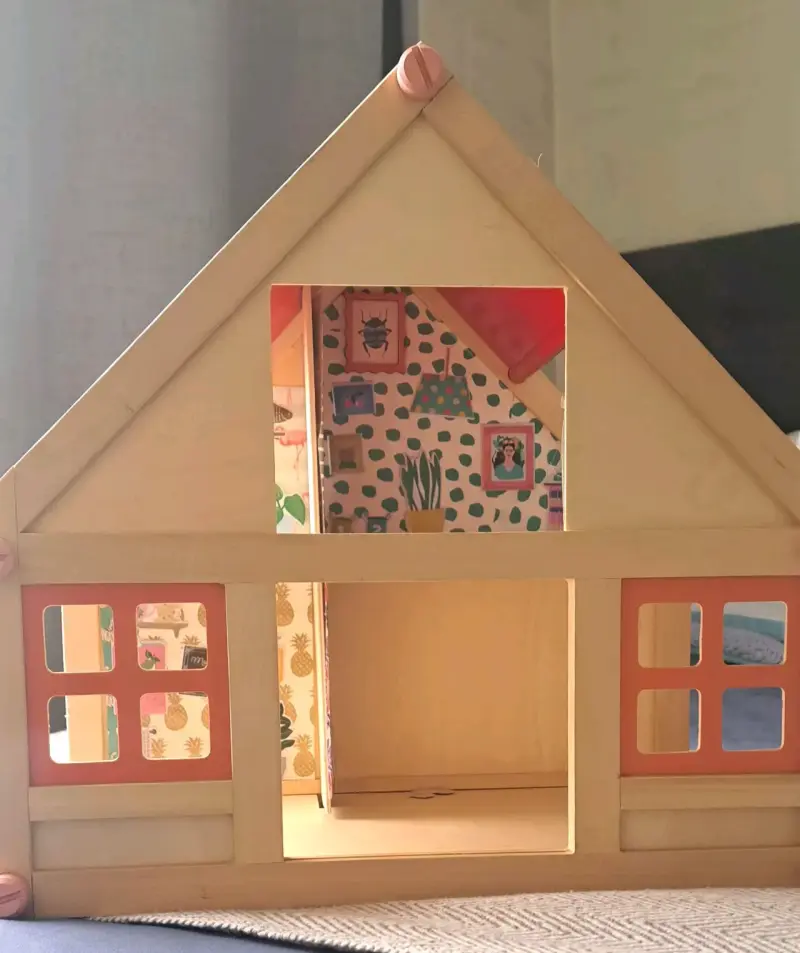 Casa de muñecas de madera con diseño interior - 1