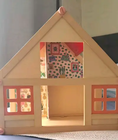 Casa de muñecas de madera con diseño interior - miniatura 1
