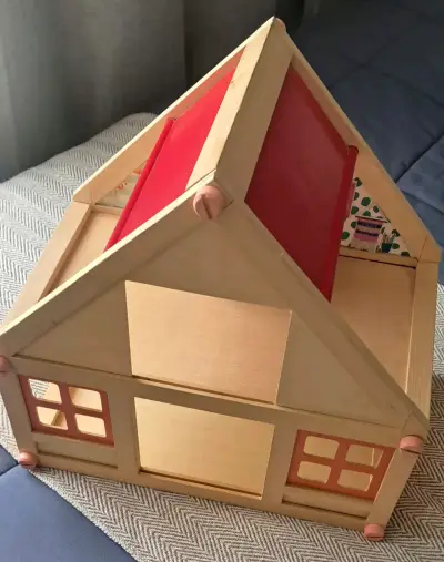 Casa de muñecas de madera con diseño interior - miniatura 2
