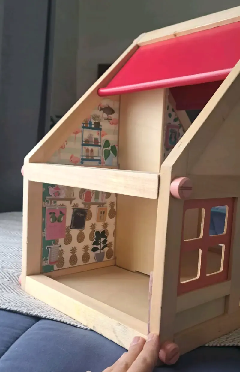 Casa de muñecas de madera con diseño interior - 3