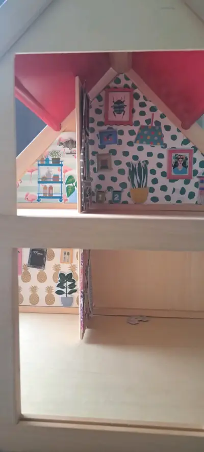 Casa de muñecas de madera con diseño interior - miniatura 4