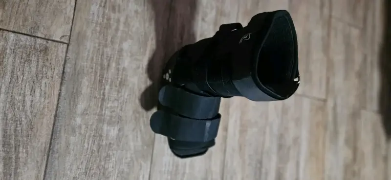 Bota ortopédica ajustable negra - 1