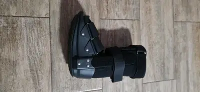 Bota ortopédica ajustable negra - miniatura 3