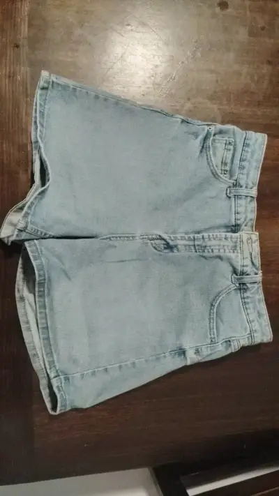 Shorts de mezclilla azul claro para mujer - miniatura 1