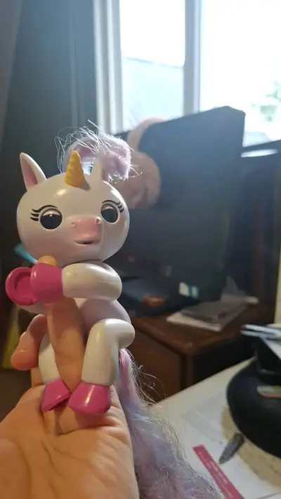 Juguete unicornio fingers interactivo con luces - miniatura 1
