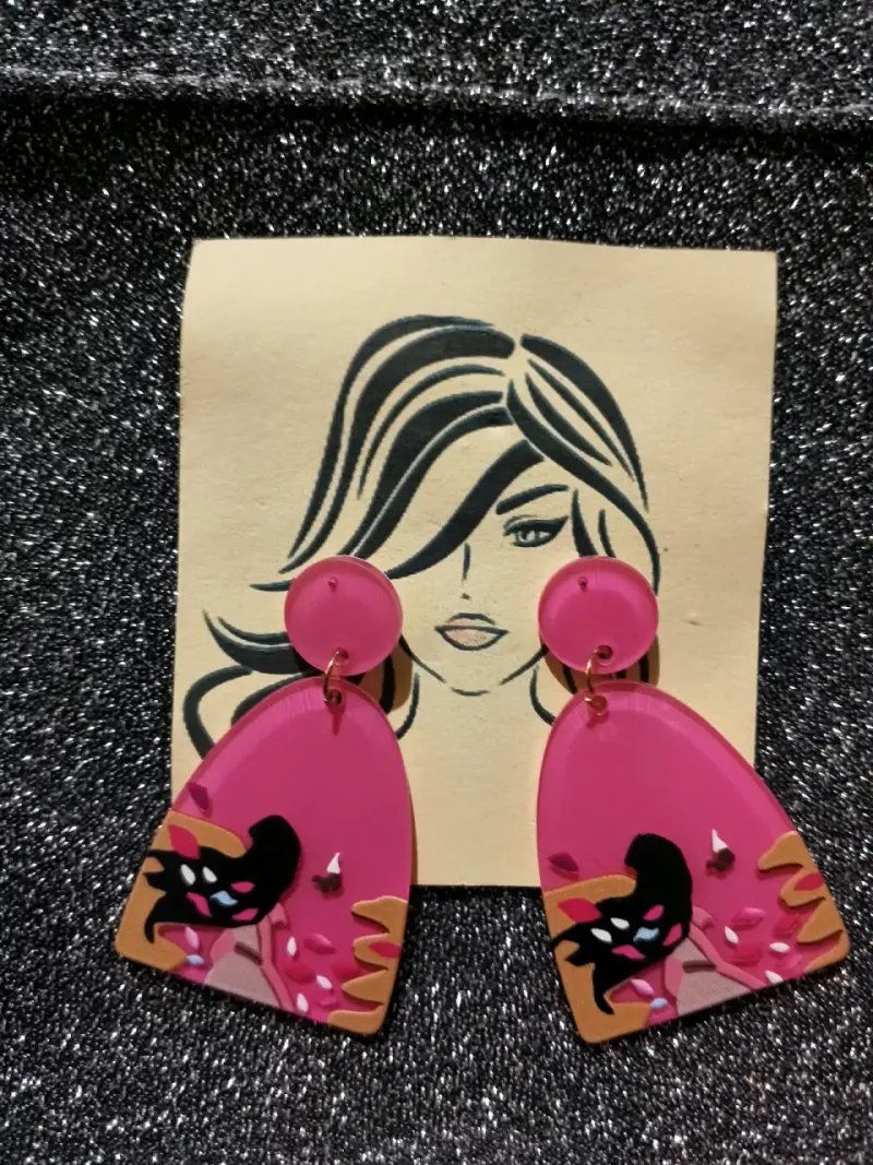 Aros colgantes de acrílico rosa con diseño artístico - 2