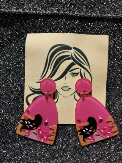 Aros colgantes de acrílico rosa con diseño artístico - miniatura 2