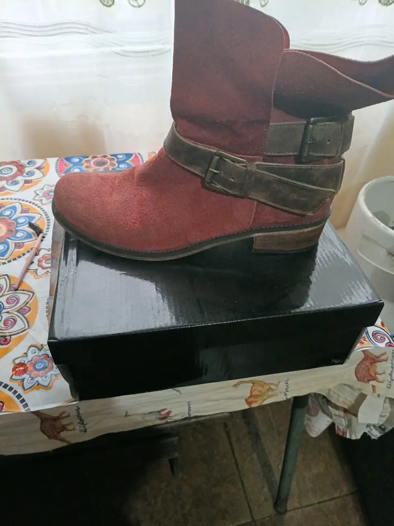 Botas de gamuza rojas con hebilla
