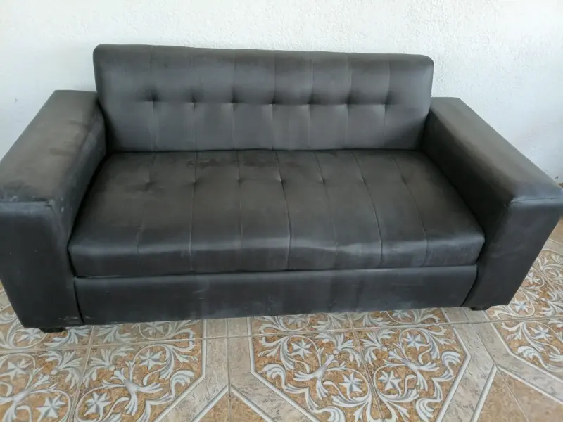 Sofá de tres plazas gris oscuro en buen estado