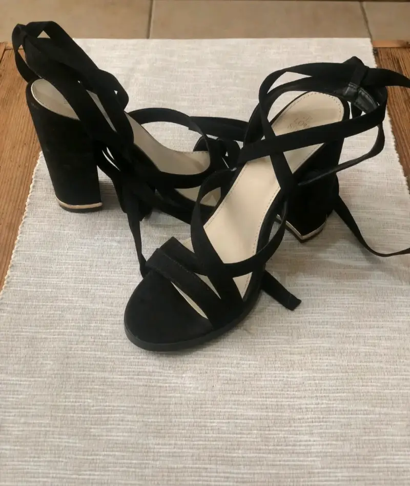 Sandalias de tacón alto negras con tiras