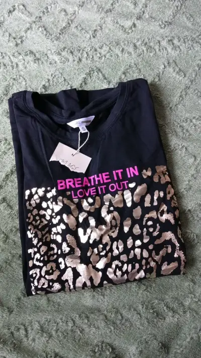 Polera negra con estampado animal print - miniatura 1