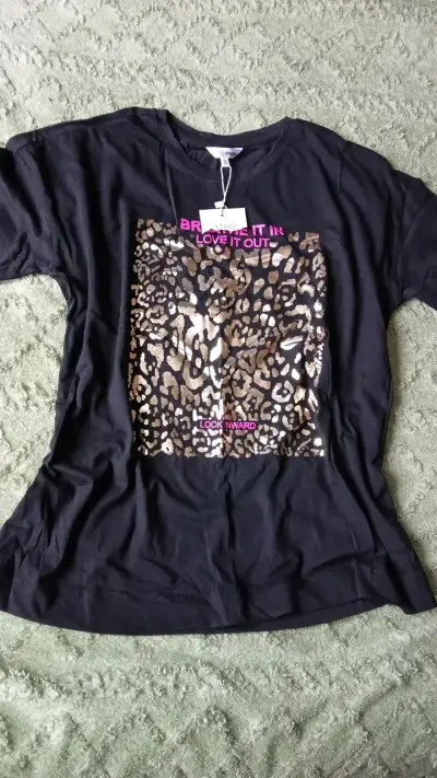 Polera negra con estampado animal print - miniatura 2