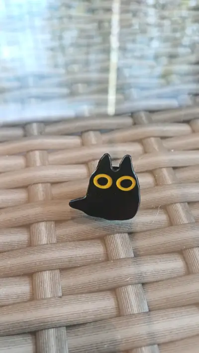 Pin de Gato negro con ojos amarillos 2cm × 2cm - miniatura 1