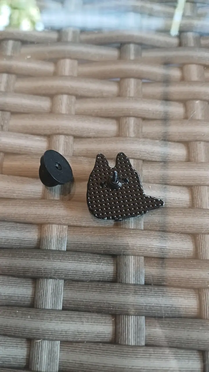 Pin de Gato negro con ojos amarillos 2cm × 2cm - 3